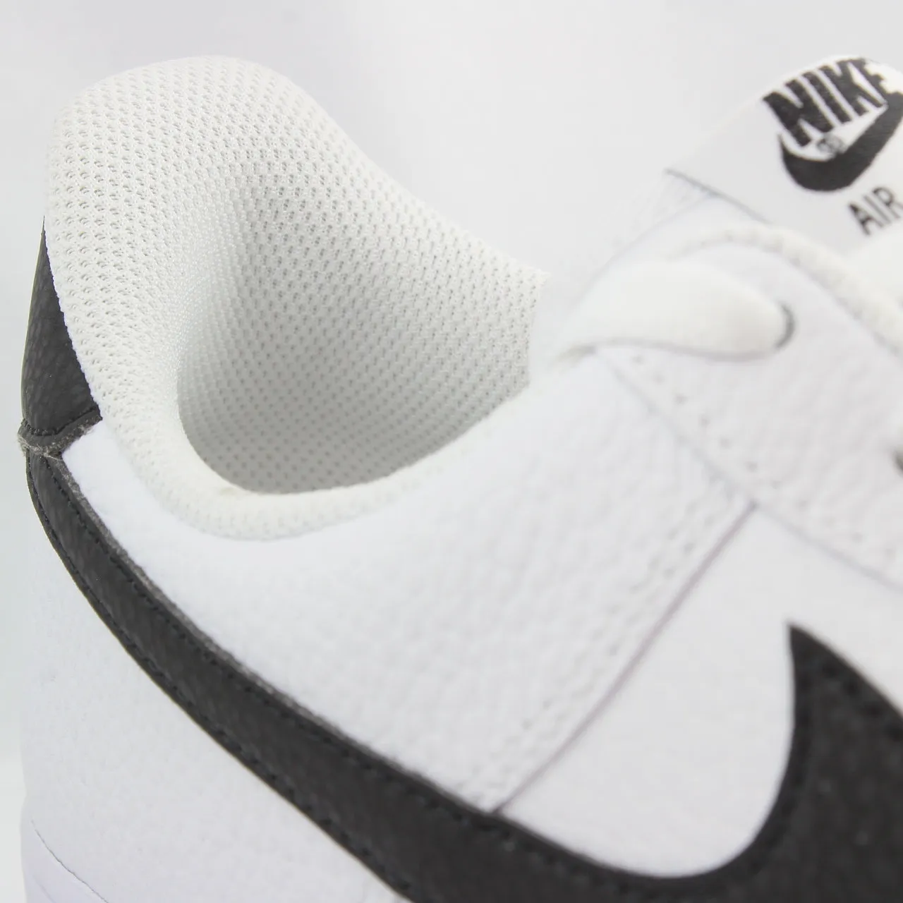 Nike Air Force 1 07 White Black Trainers